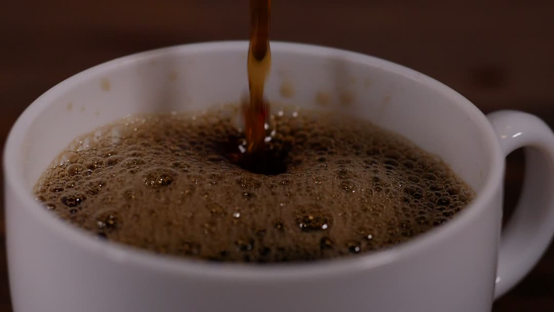 Café coado sendo despejado na xícara